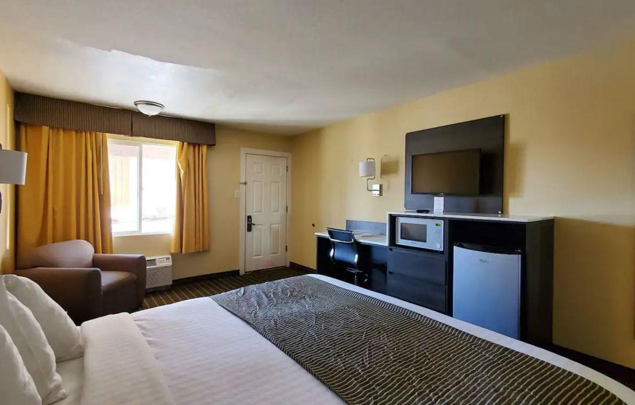 Ramada By Wyndham Flagstaff East Hotel Екстериор снимка