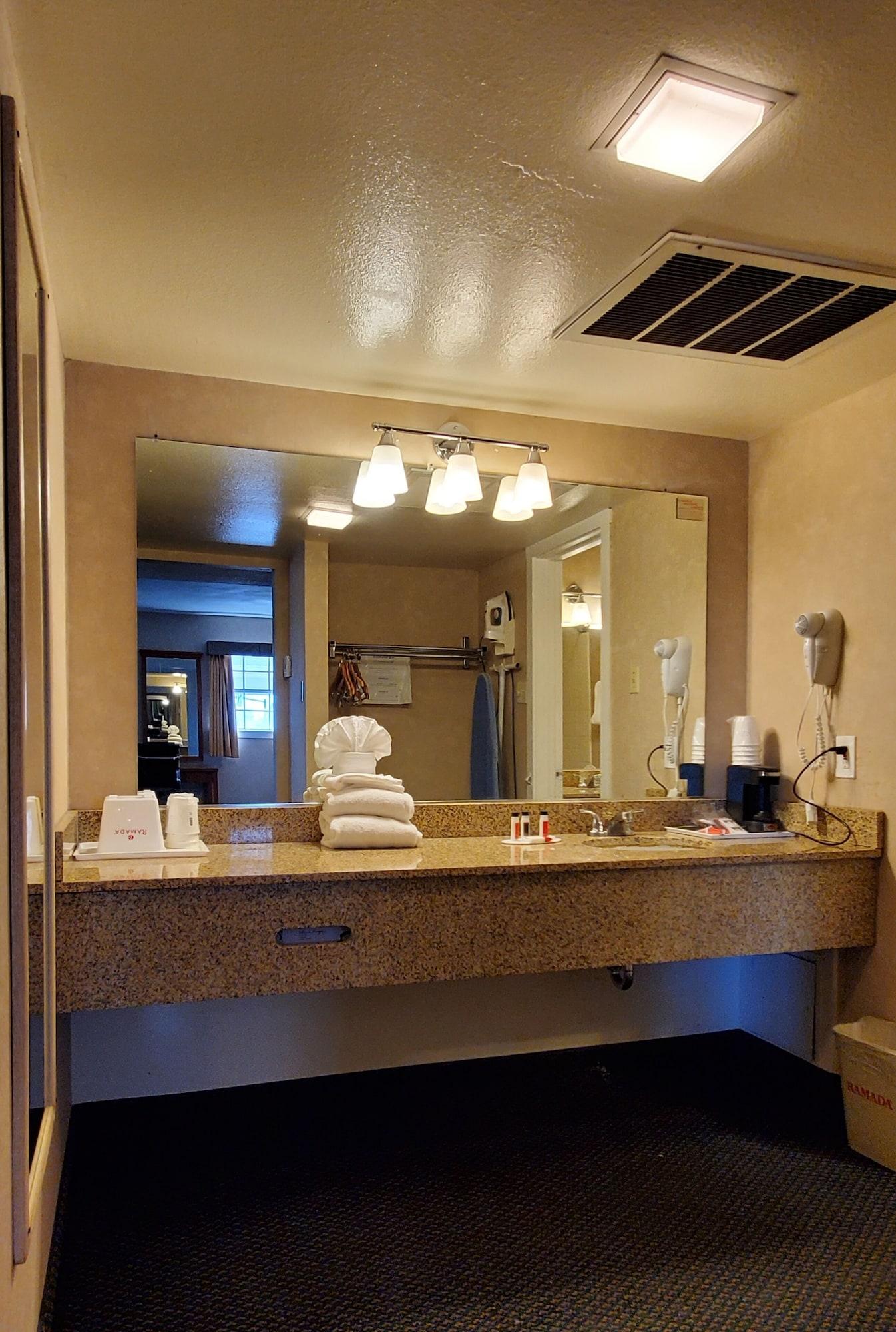 Ramada By Wyndham Flagstaff East Hotel Екстериор снимка