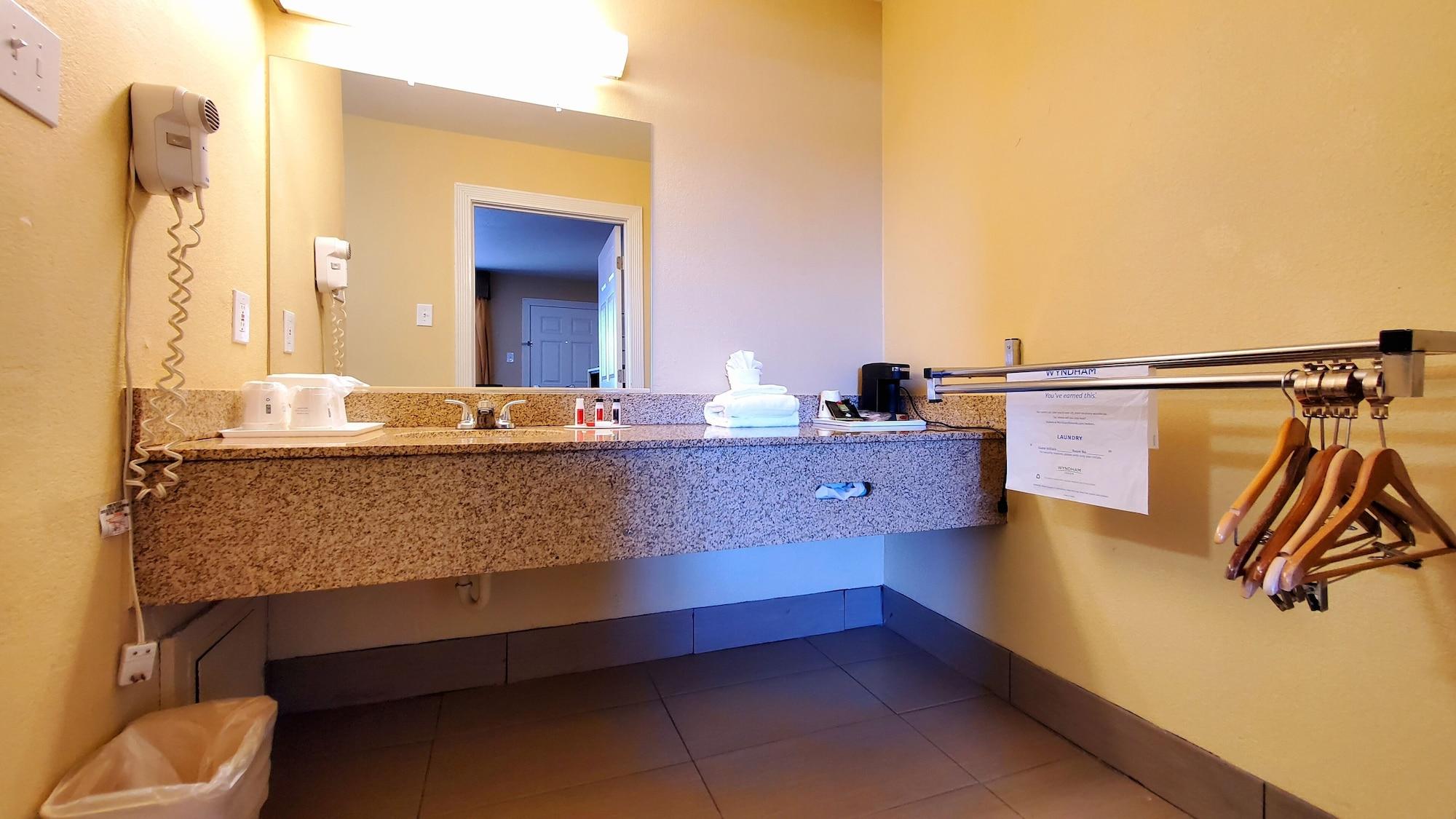 Ramada By Wyndham Flagstaff East Hotel Екстериор снимка