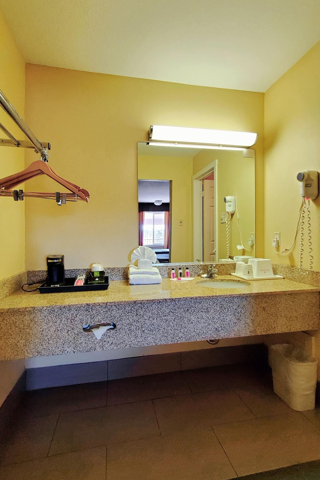 Ramada By Wyndham Flagstaff East Hotel Екстериор снимка
