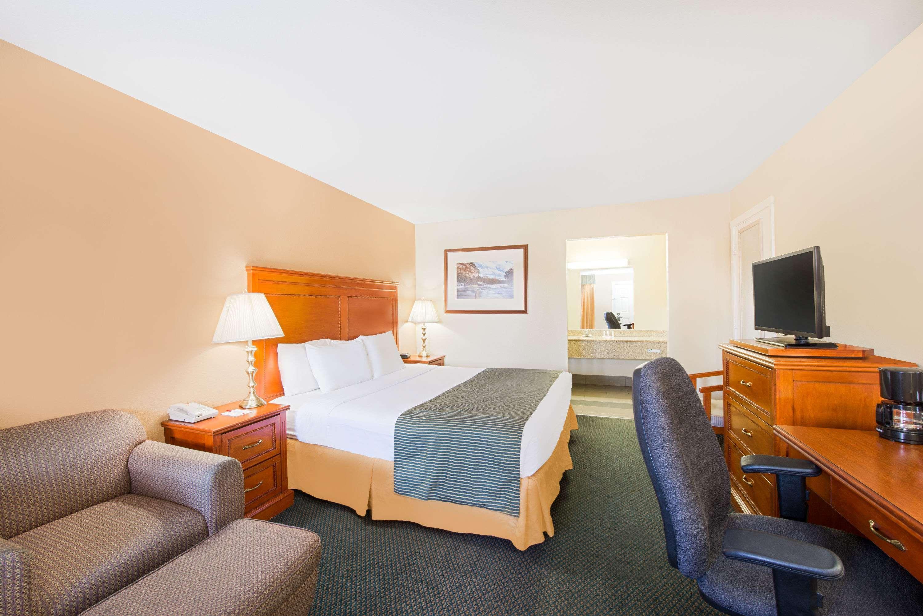 Ramada By Wyndham Flagstaff East Hotel Екстериор снимка