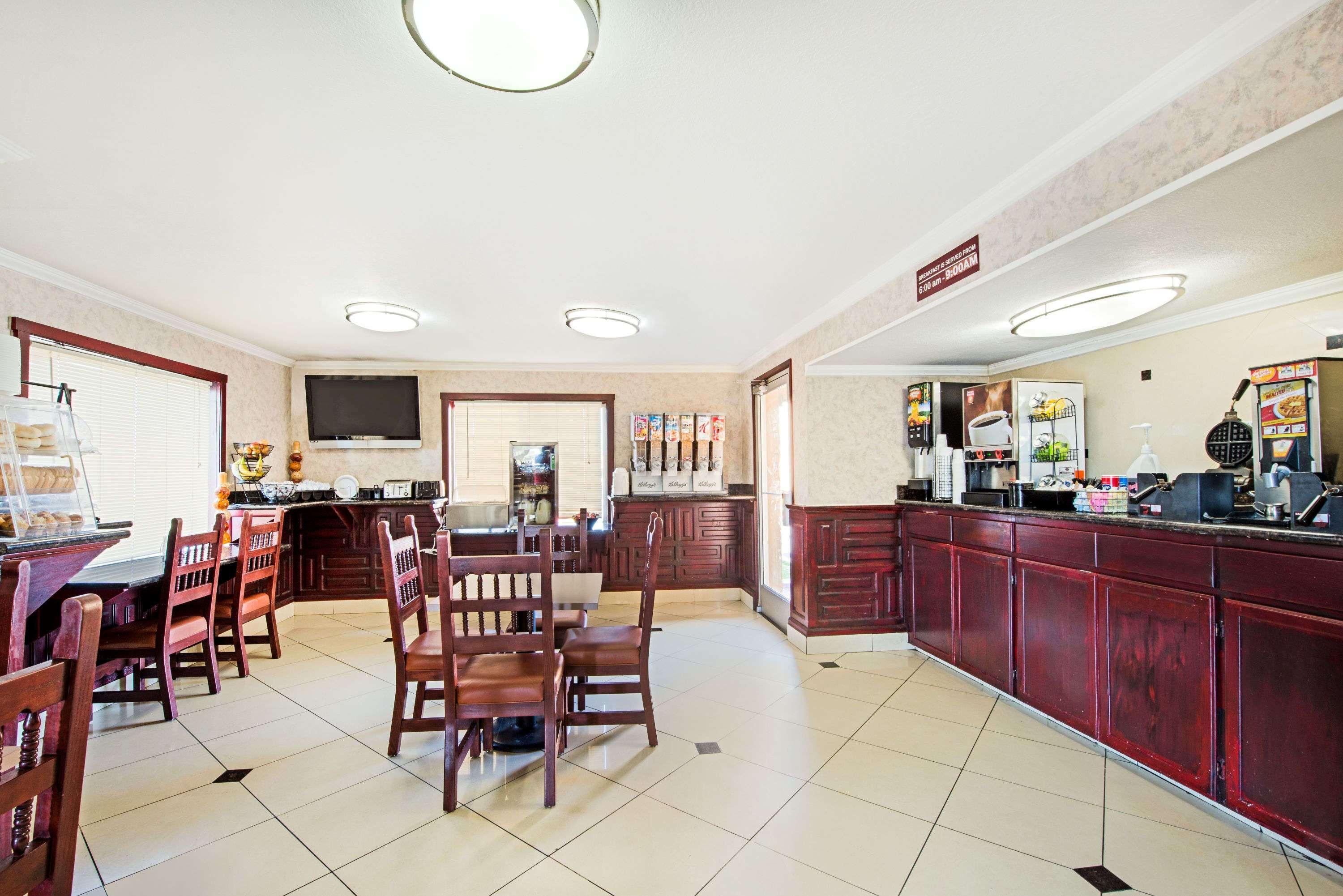 Ramada By Wyndham Flagstaff East Hotel Екстериор снимка