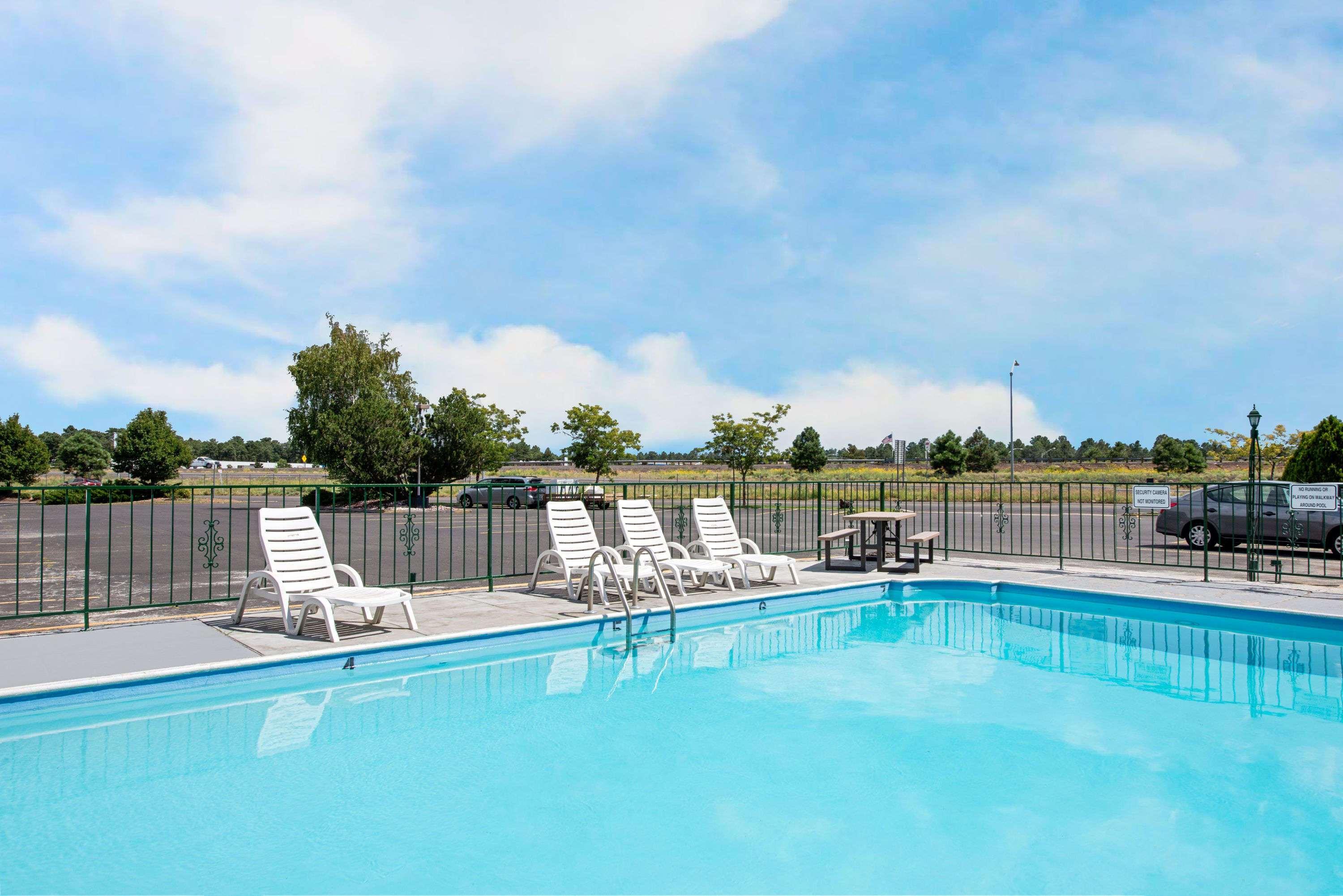 Ramada By Wyndham Flagstaff East Hotel Екстериор снимка