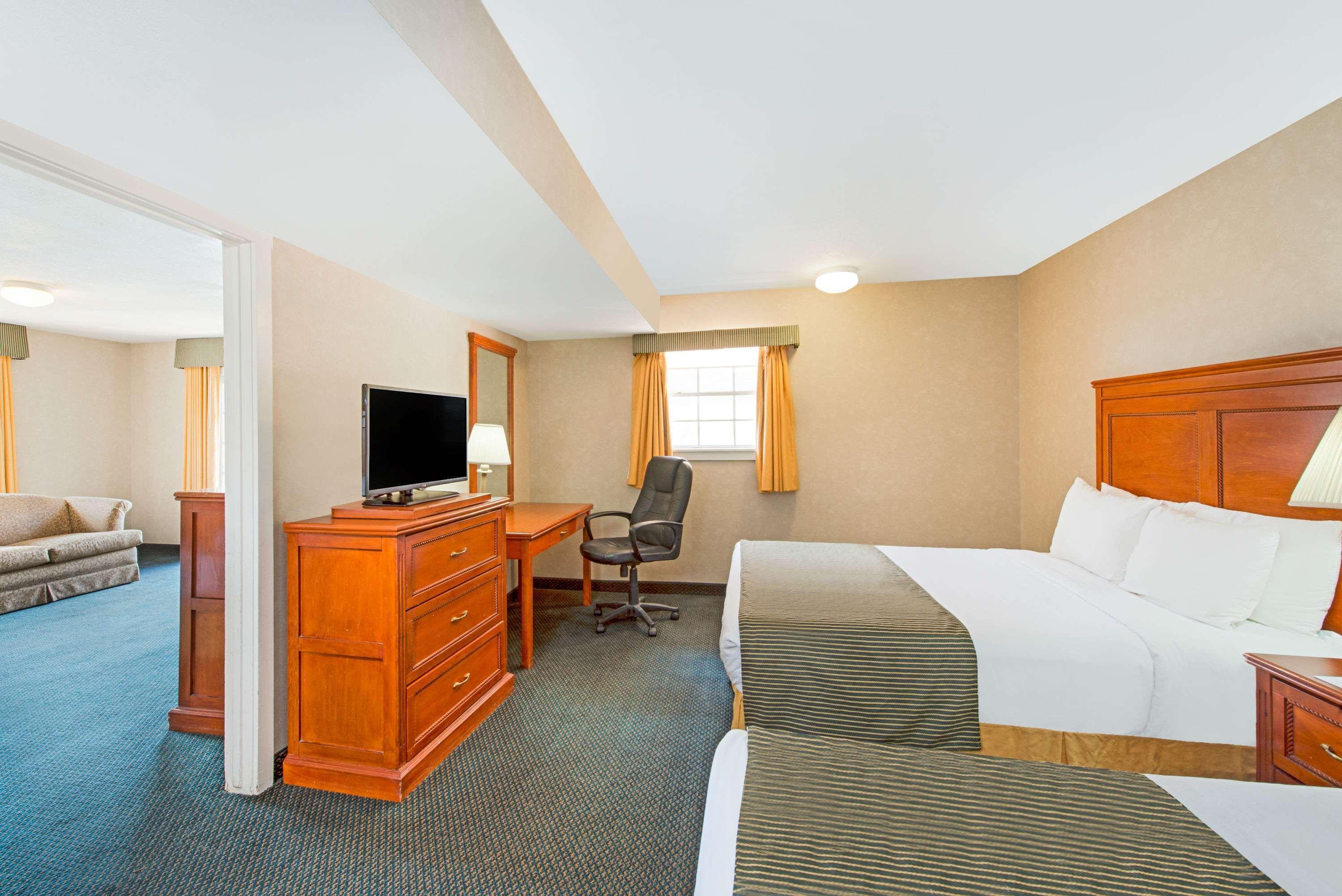 Ramada By Wyndham Flagstaff East Hotel Екстериор снимка