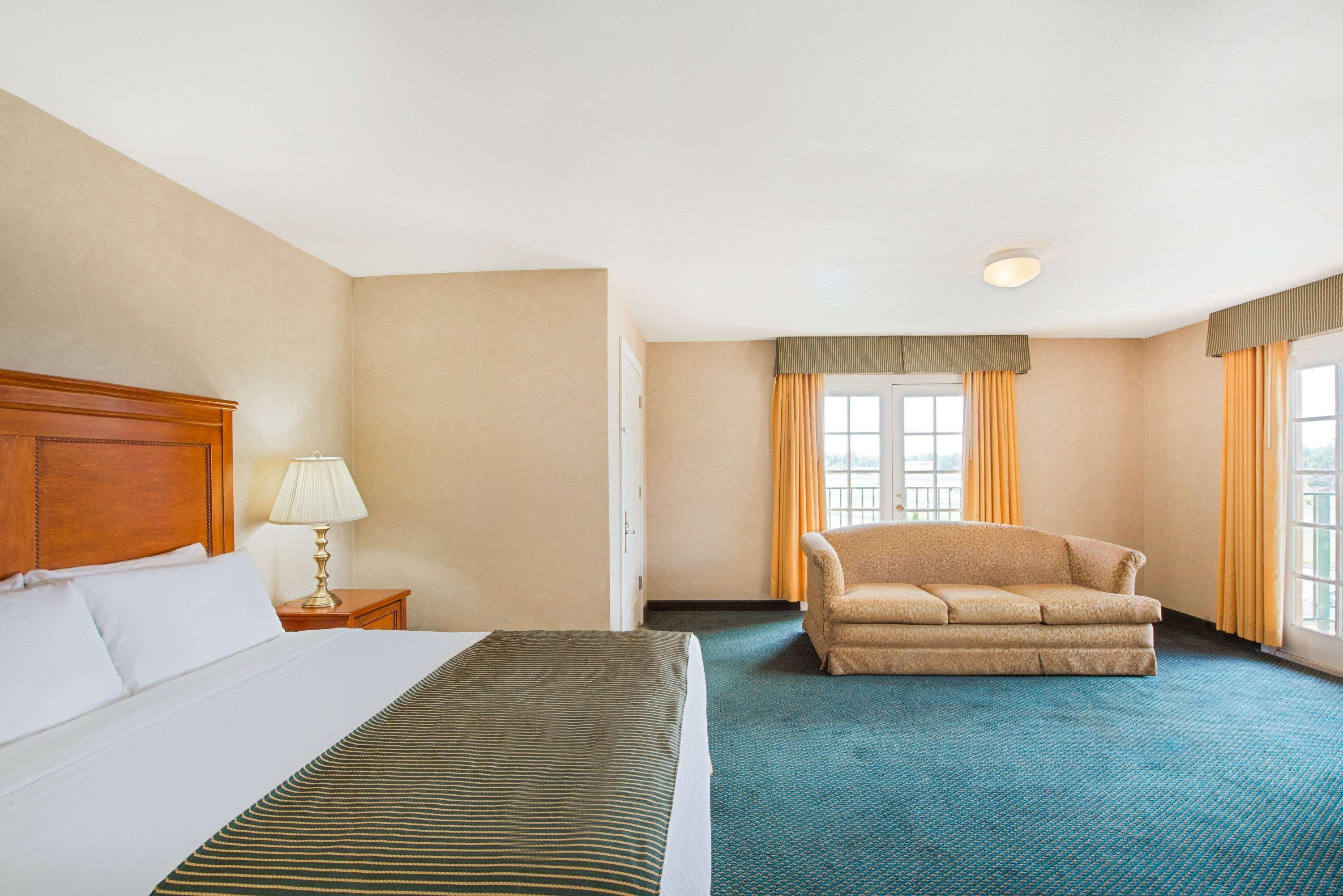 Ramada By Wyndham Flagstaff East Hotel Екстериор снимка