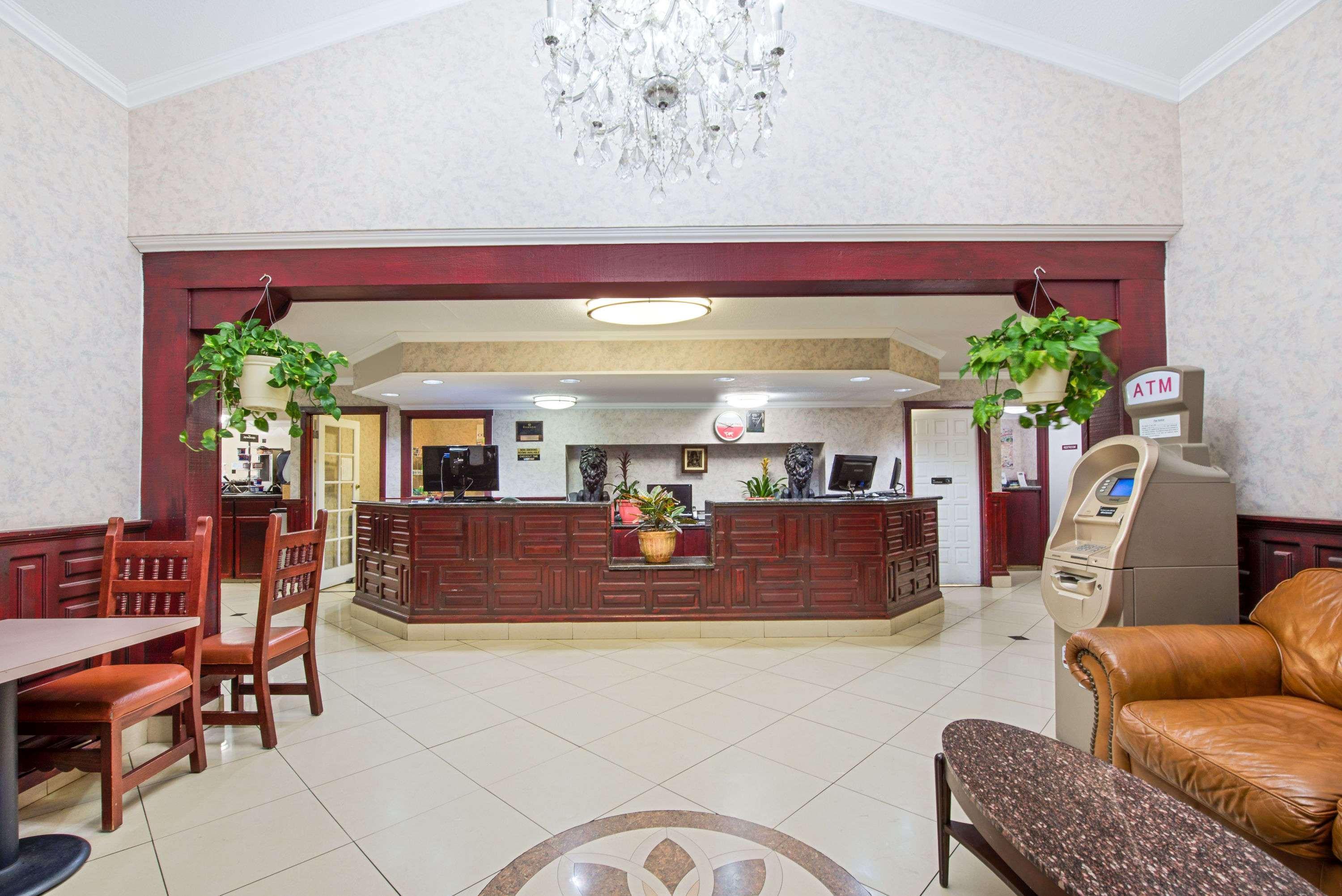 Ramada By Wyndham Flagstaff East Hotel Екстериор снимка