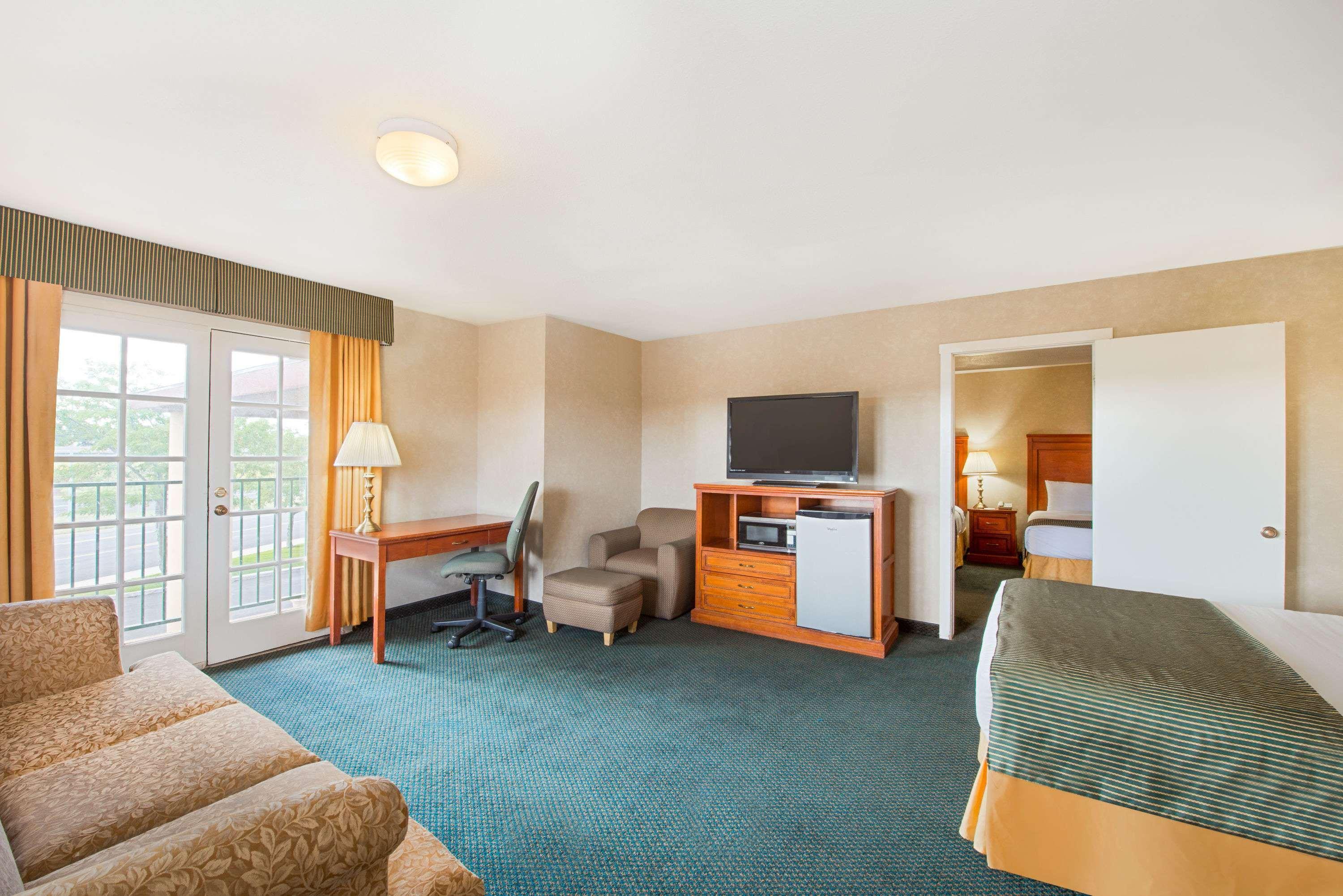 Ramada By Wyndham Flagstaff East Hotel Екстериор снимка