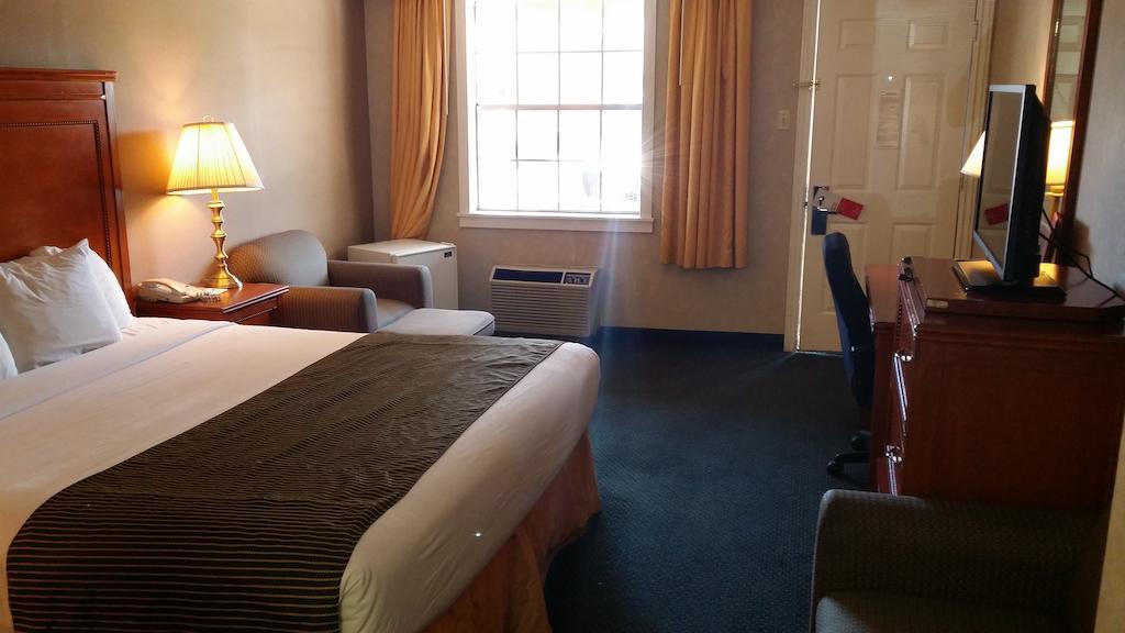 Ramada By Wyndham Flagstaff East Hotel Екстериор снимка