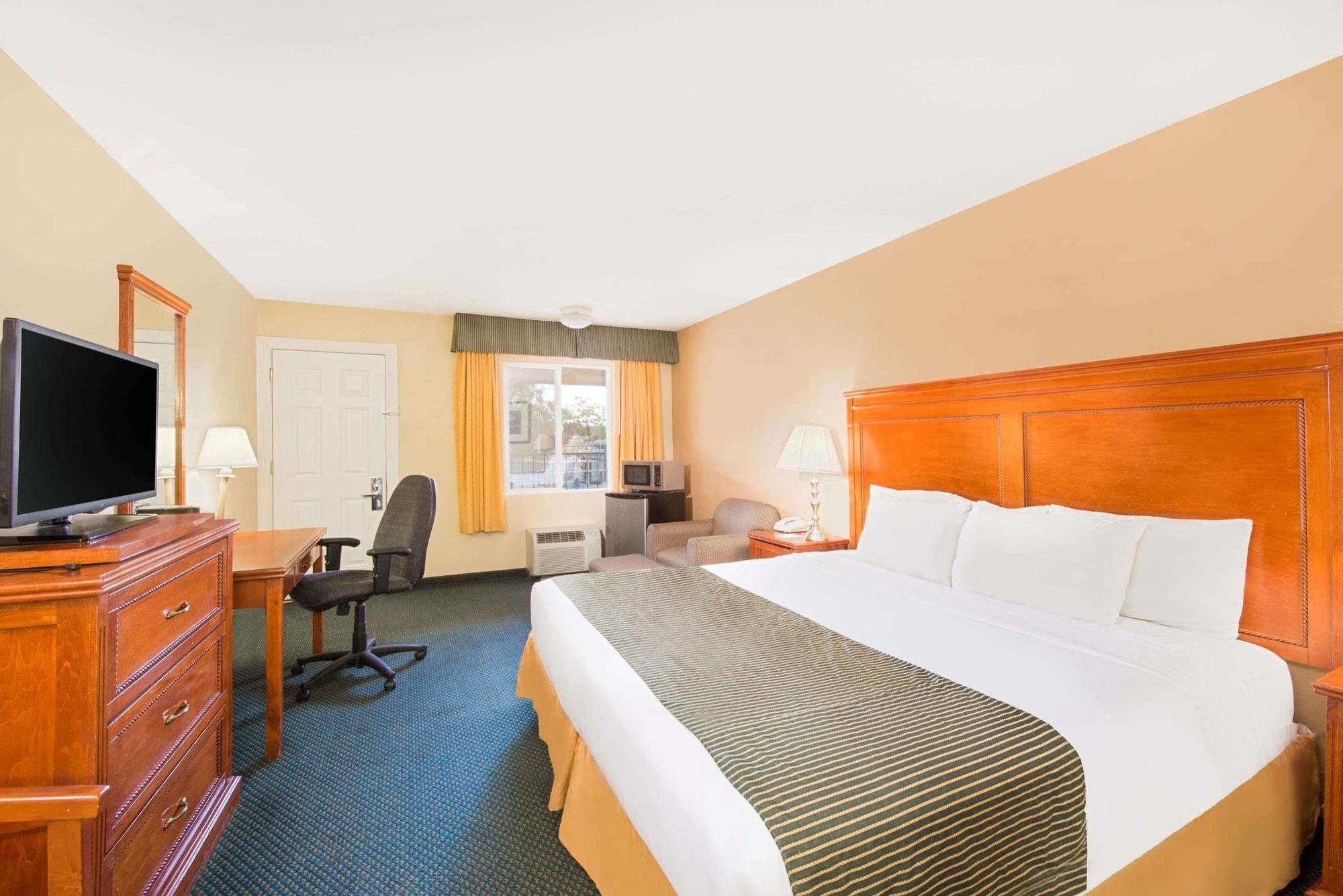 Ramada By Wyndham Flagstaff East Hotel Екстериор снимка