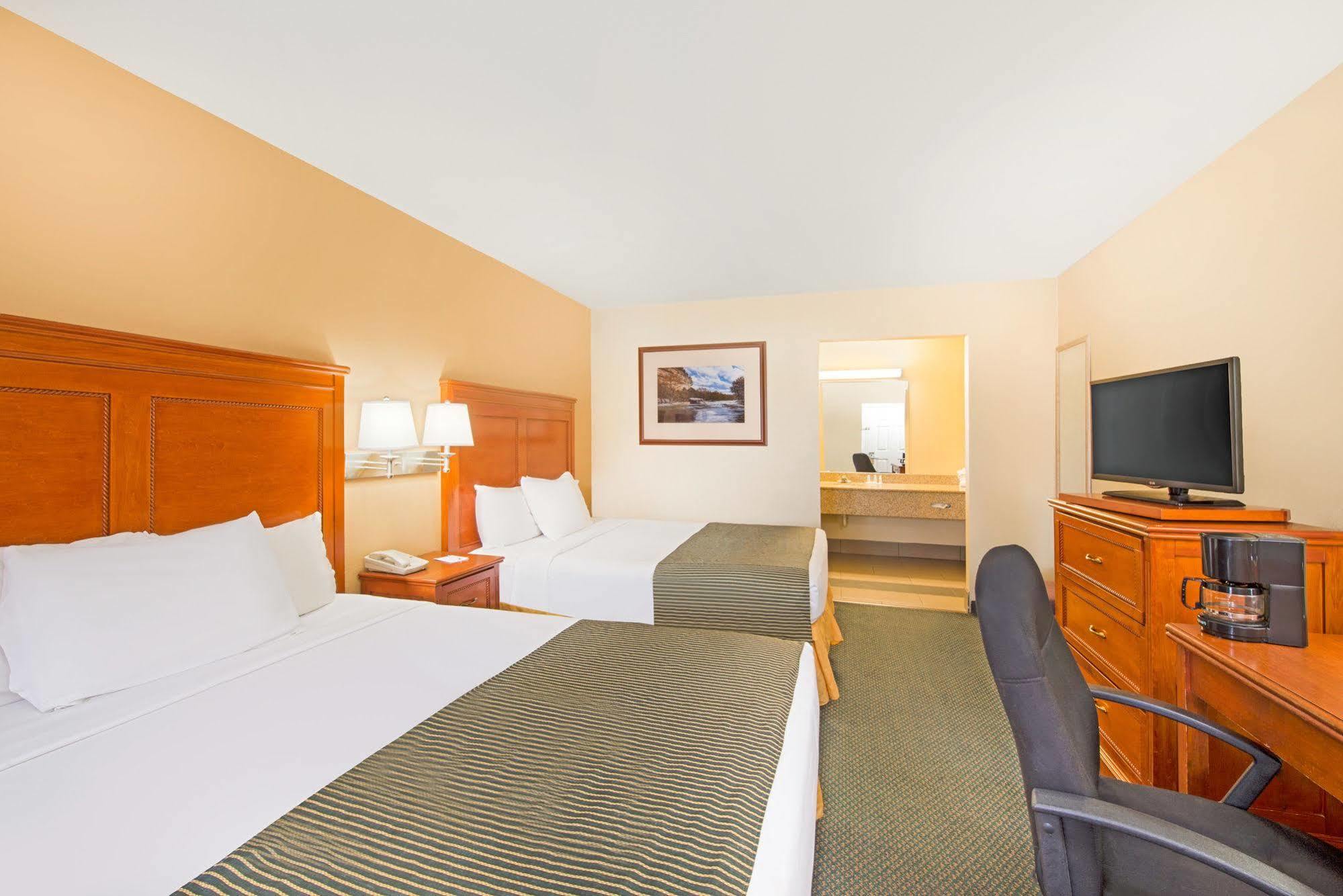 Ramada By Wyndham Flagstaff East Hotel Екстериор снимка