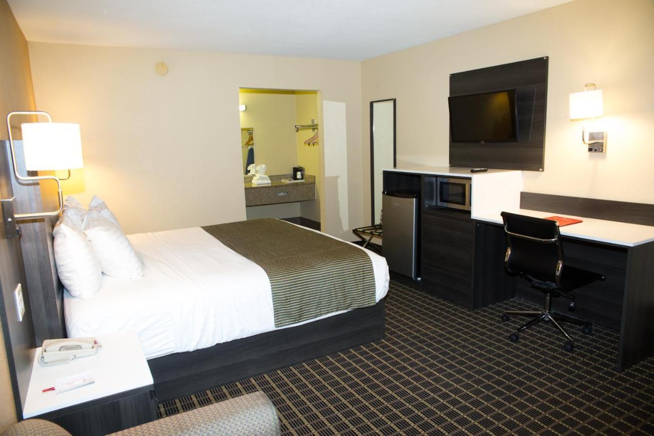 Ramada By Wyndham Flagstaff East Hotel Екстериор снимка