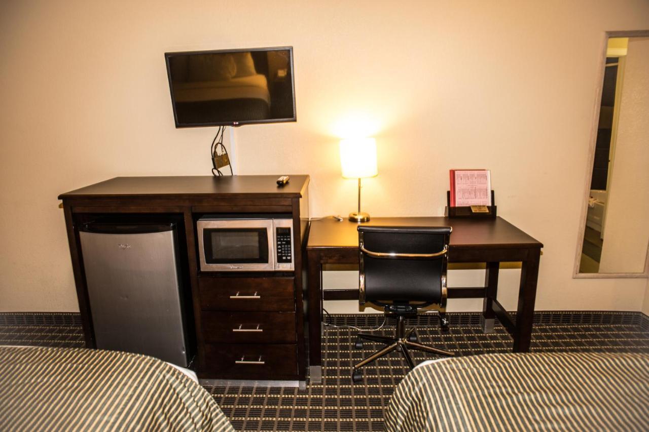 Ramada By Wyndham Flagstaff East Hotel Екстериор снимка