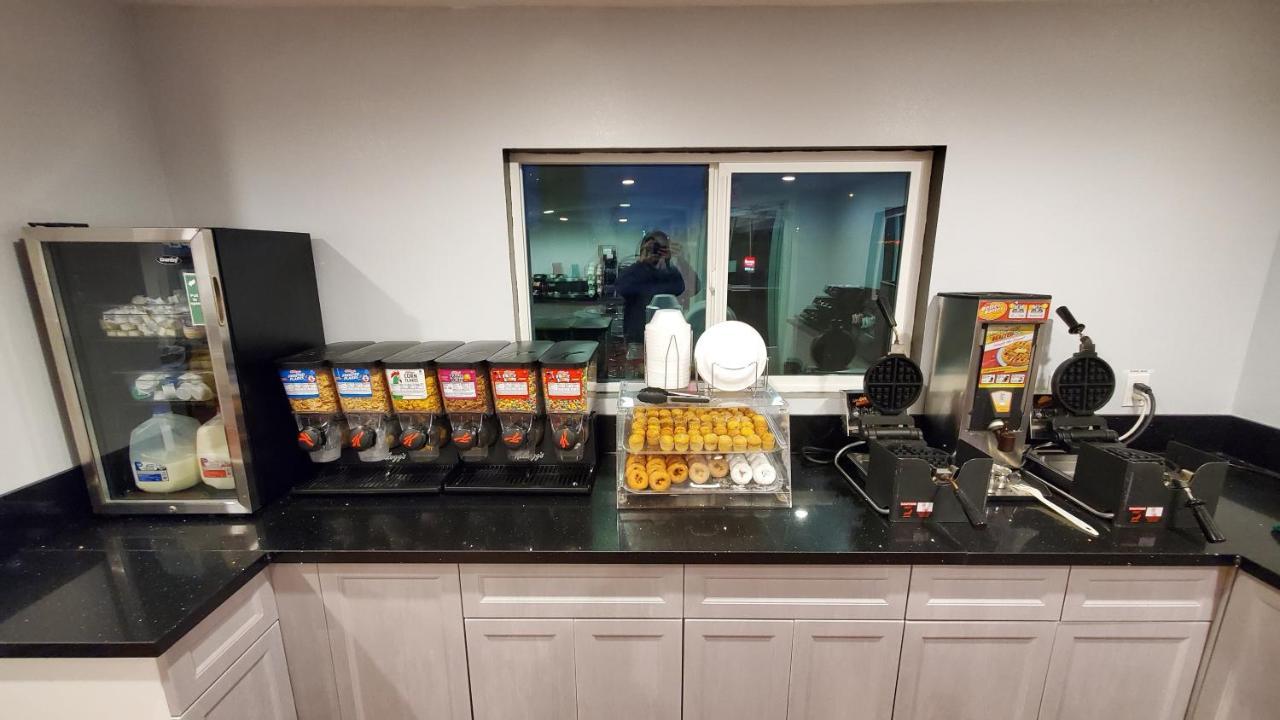 Ramada By Wyndham Flagstaff East Hotel Екстериор снимка
