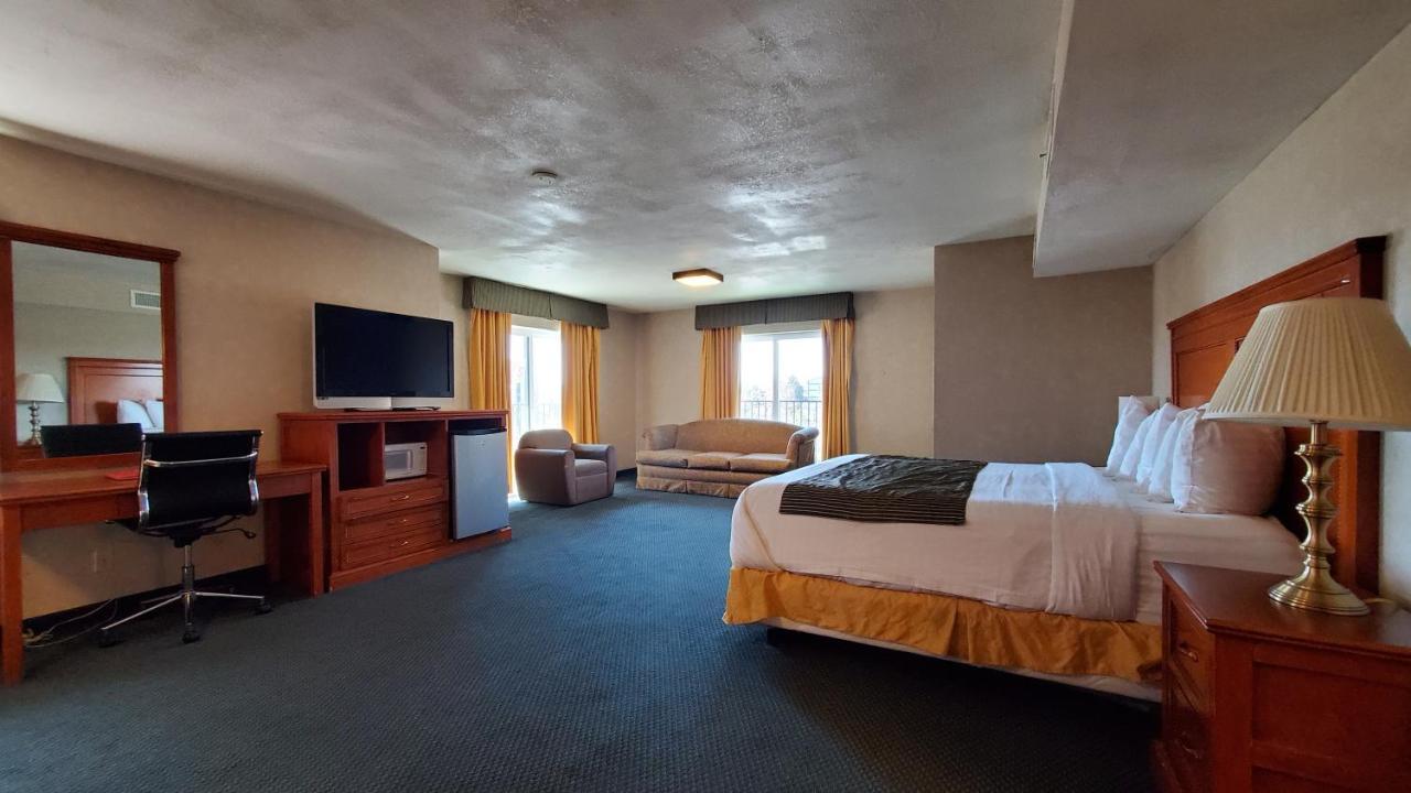 Ramada By Wyndham Flagstaff East Hotel Екстериор снимка